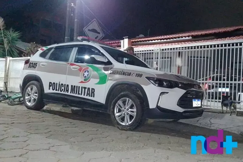 Mãe incendeia moto que deu de presente ao filho após revolta por falta de fraldas para o neto em SC