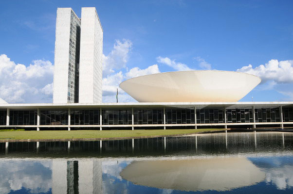 Medida provisória destina bilhões em crédito para exportadores após tarifaço dos EUA
