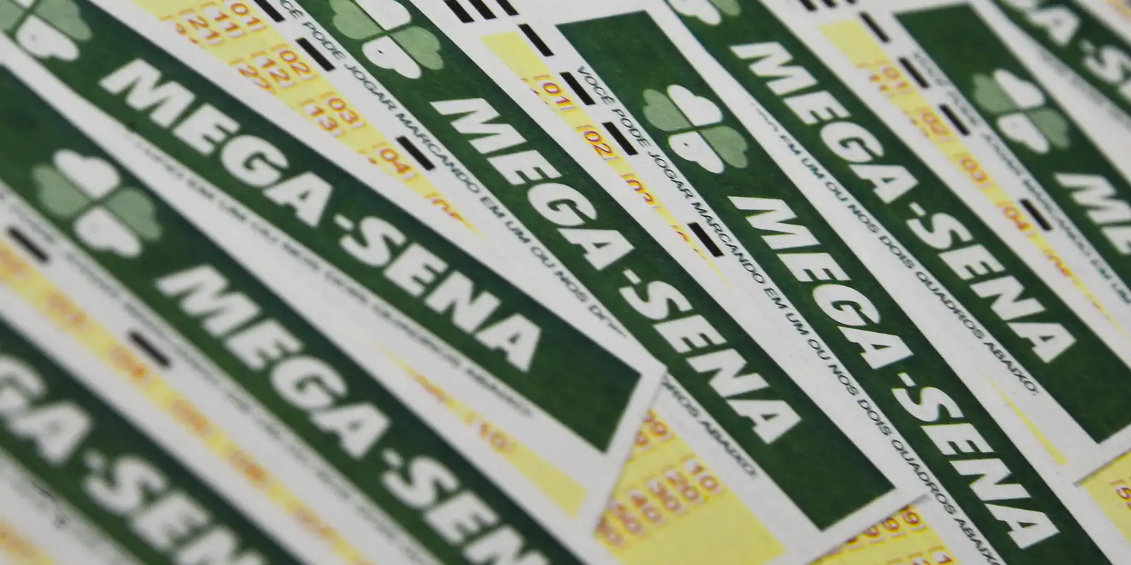 Mega-Sena acumulada atinge R$ 165 milhões após ninguém acertar dezenas