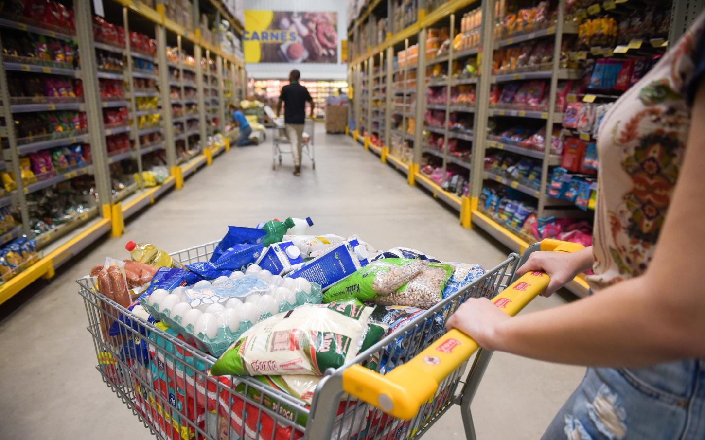 O PESO DO CARRINHO: Entre impostos, alta inflação e a perda do poder de compra do catarinense