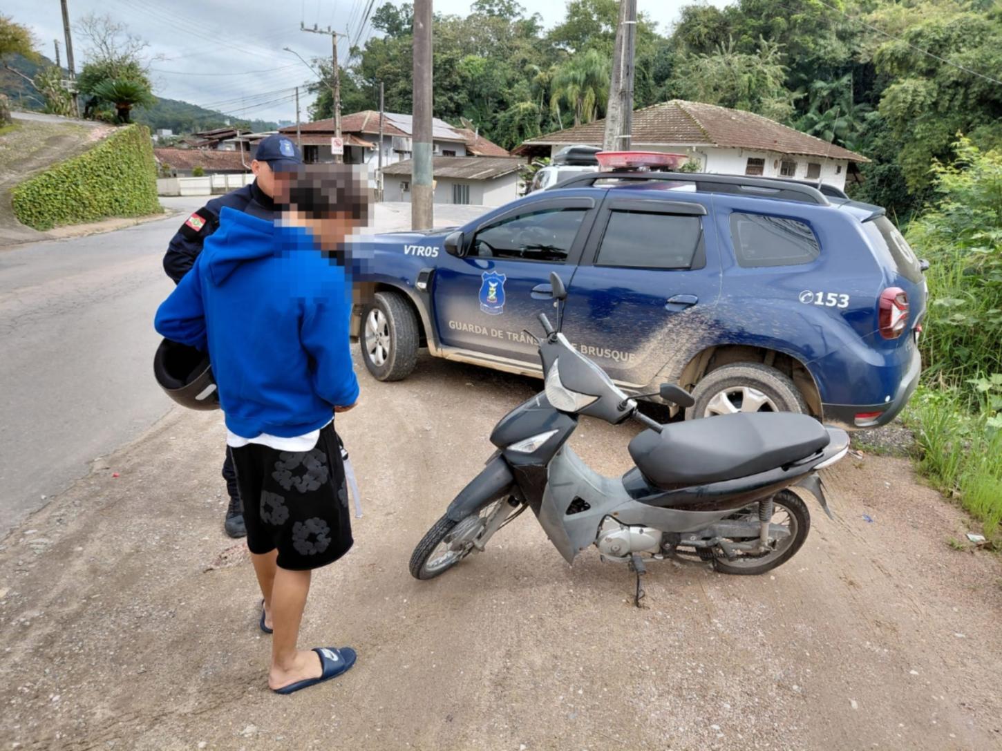 Pai vai retirar motoneta após filho ser flagrado sem CNH, mas também não tinha habilitação para conduzi-la