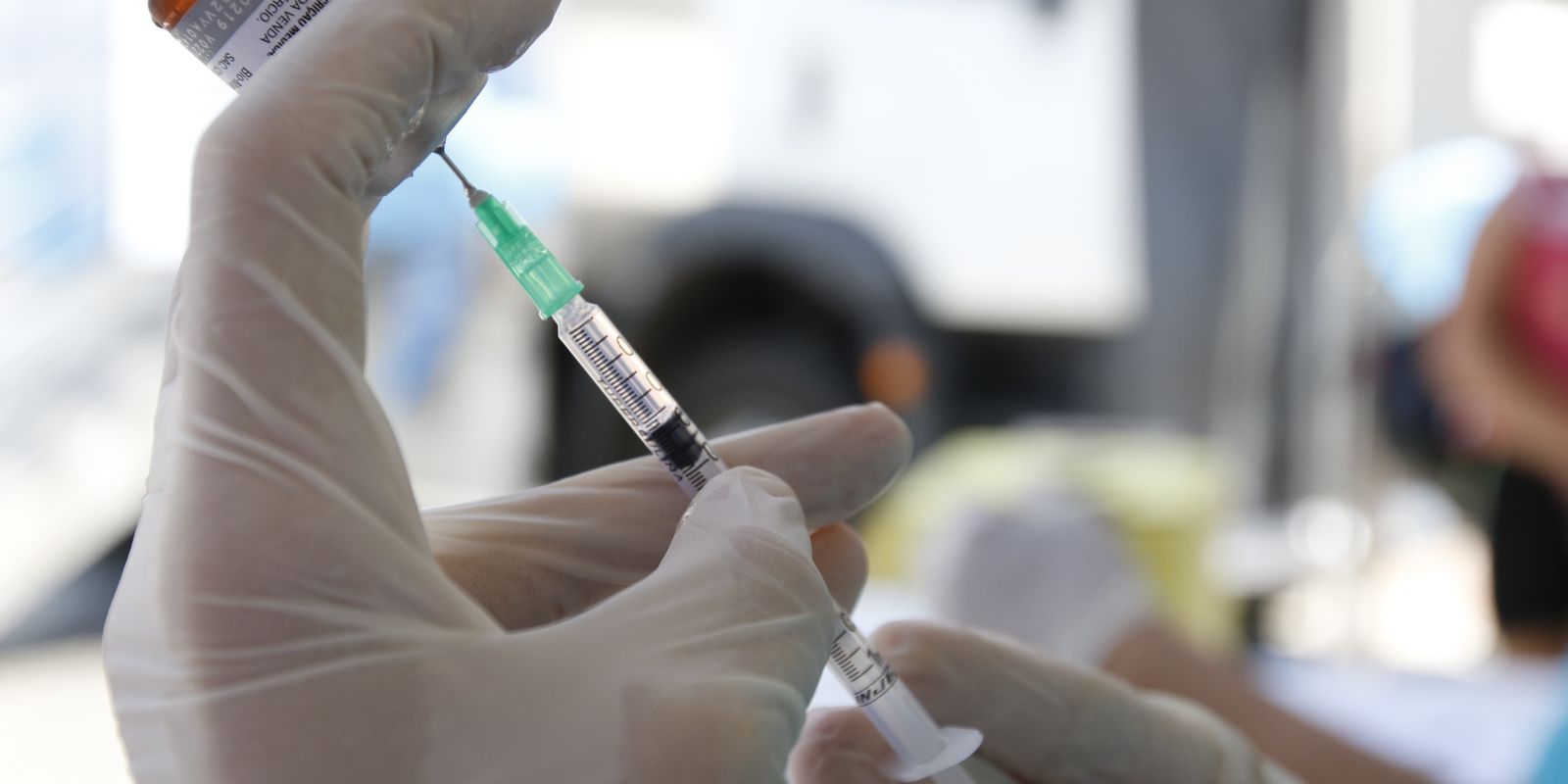 Paulistanos enfrentam longas filas para tomar a vacina contra o sarampo