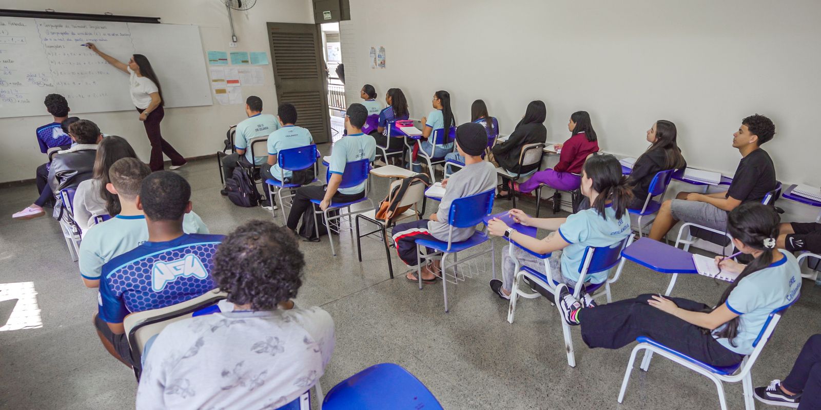 Programa Pé-de-Meia paga 5ª parcela a alunos nascidos em julho e agosto