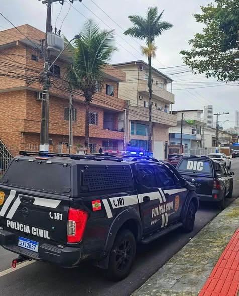 POLÍCIA CIVIL CUMPRE MANDADOS DE BUSCA CONTRA FALSO POLICIAL CIVIL QUE AMEAÇOU MORADOR EM BALNEÁRIO CAMBORIÚ