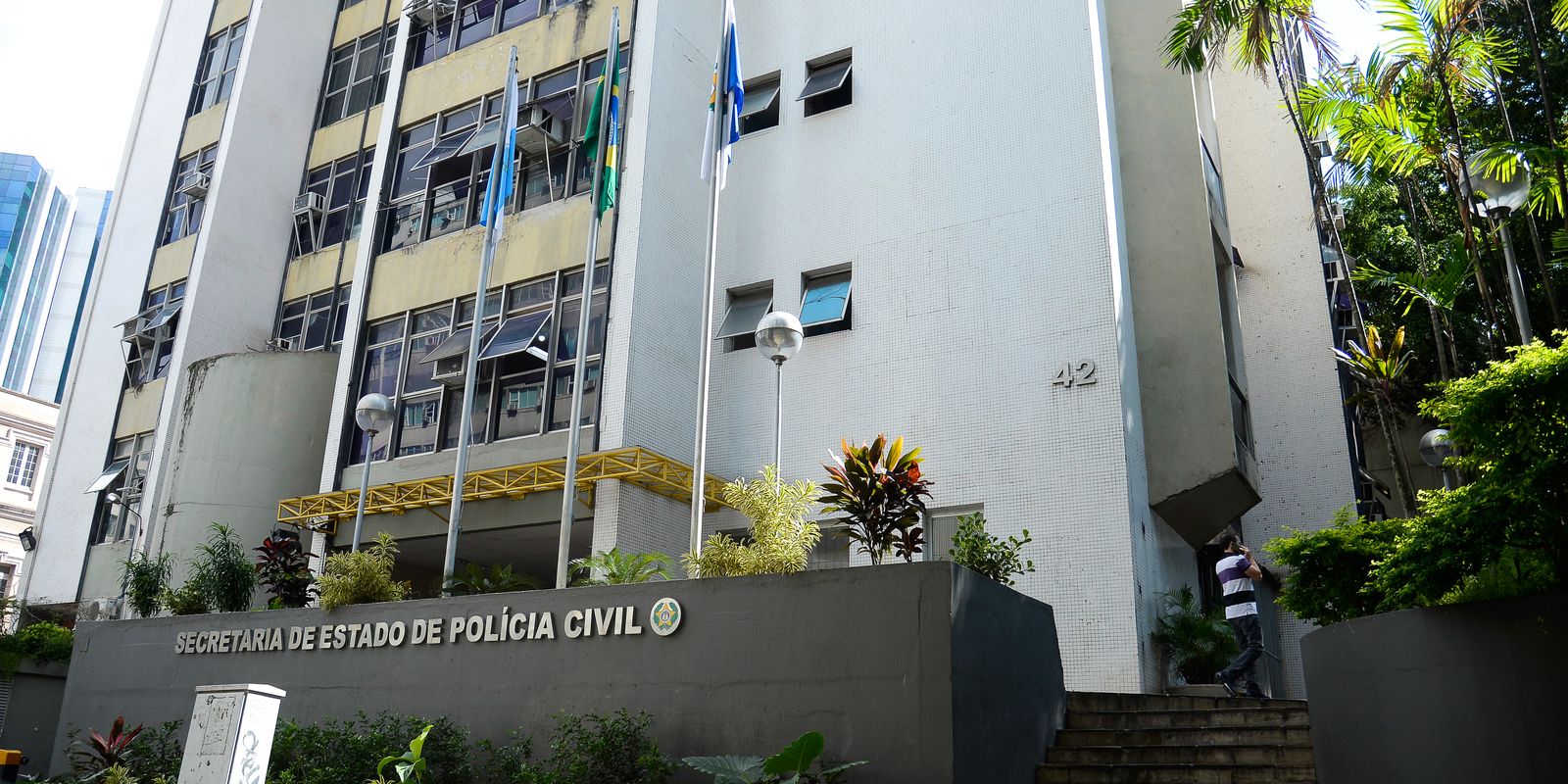 Polícia realiza operação contra o Comando Vermelho no Rio de Janeiro