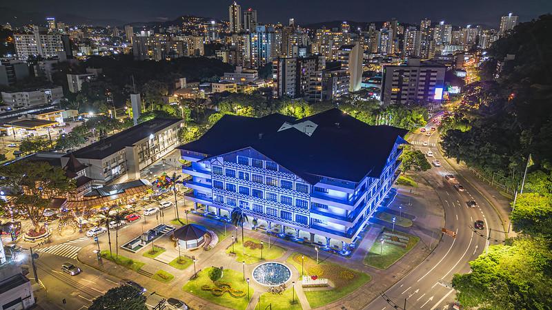 Prefeitura de Blumenau lança dois processos seletivos para contratar profissionais da educação