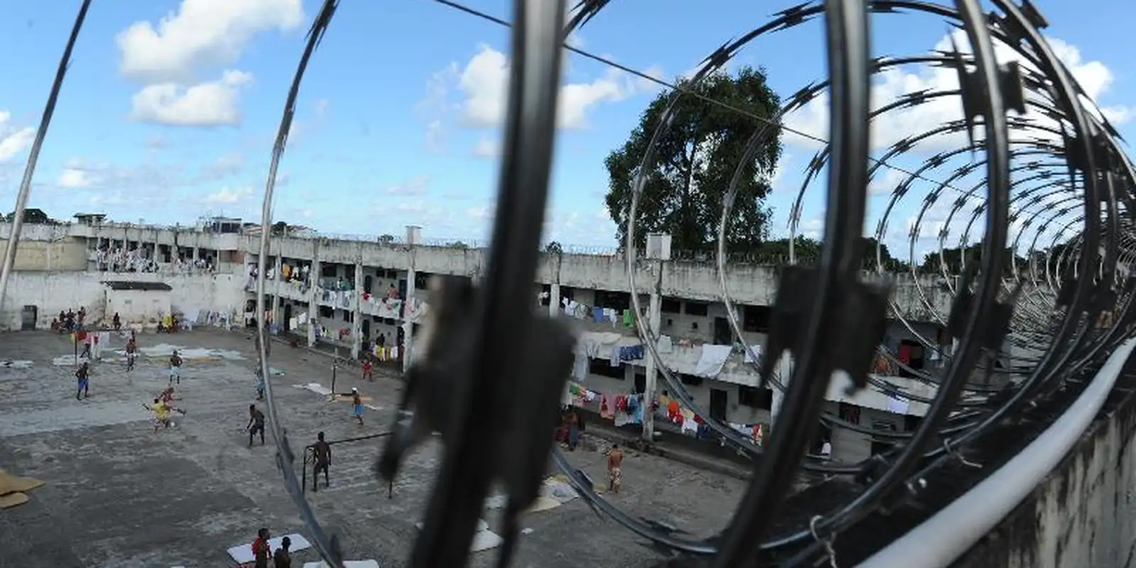 Apreensão em presídios do Rio intercepta antena Starlink e celulares para facções