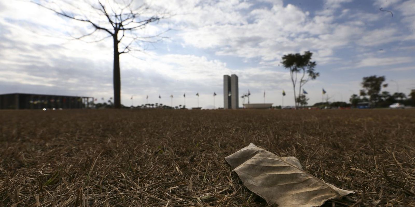 Inmet emite alerta na previsão do tempo com tempestades no Sul e calor intenso