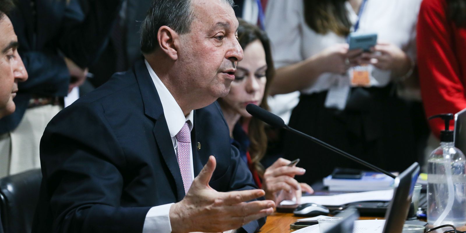 Senador Omar Aziz apresenta parecer favorável à PEC do fim da escala 6x1 na CCJ