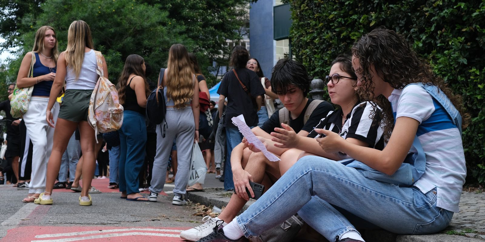 Saeb 2025: Brasil recupera níveis pré-pandemia na educação básica, mas matemática ainda é gargalo