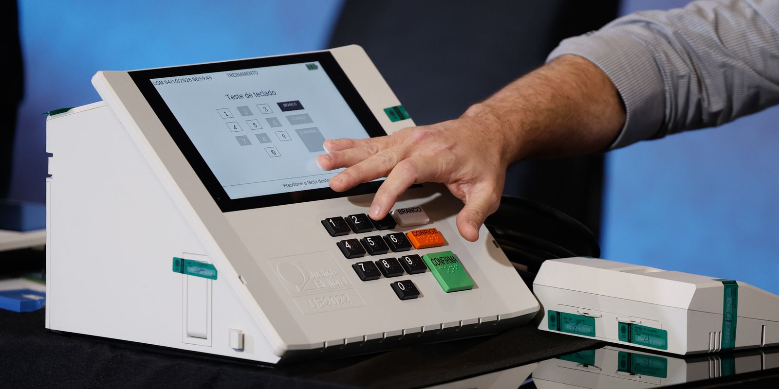 Totalização de votos na urna eletrônica é aberta e auditável, afirma TSE