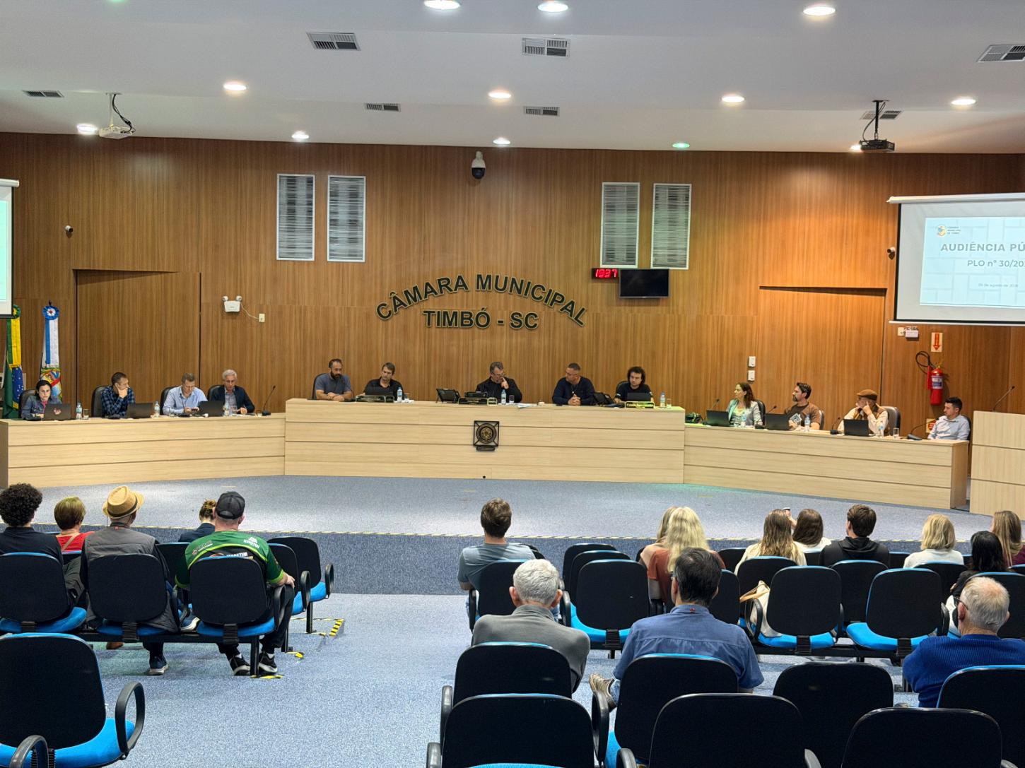 Vereadores, Prefeitura e comunidade timboense discutem projeto de lei que regulamenta execução e padronização das calçadas no município