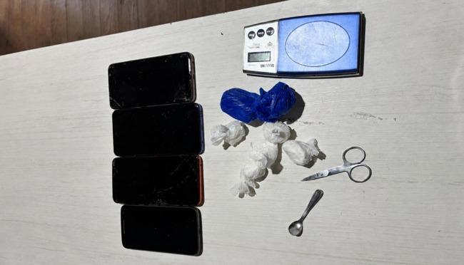 AÇÃO NO ENCANO DO NORTE  Foragido é localizado e dupla acaba presa por tráfico de drogas em Indaial