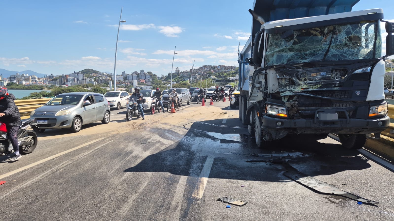Acidente com caminhão e dois carros complica trânsito na Ponte Pedro Ivo