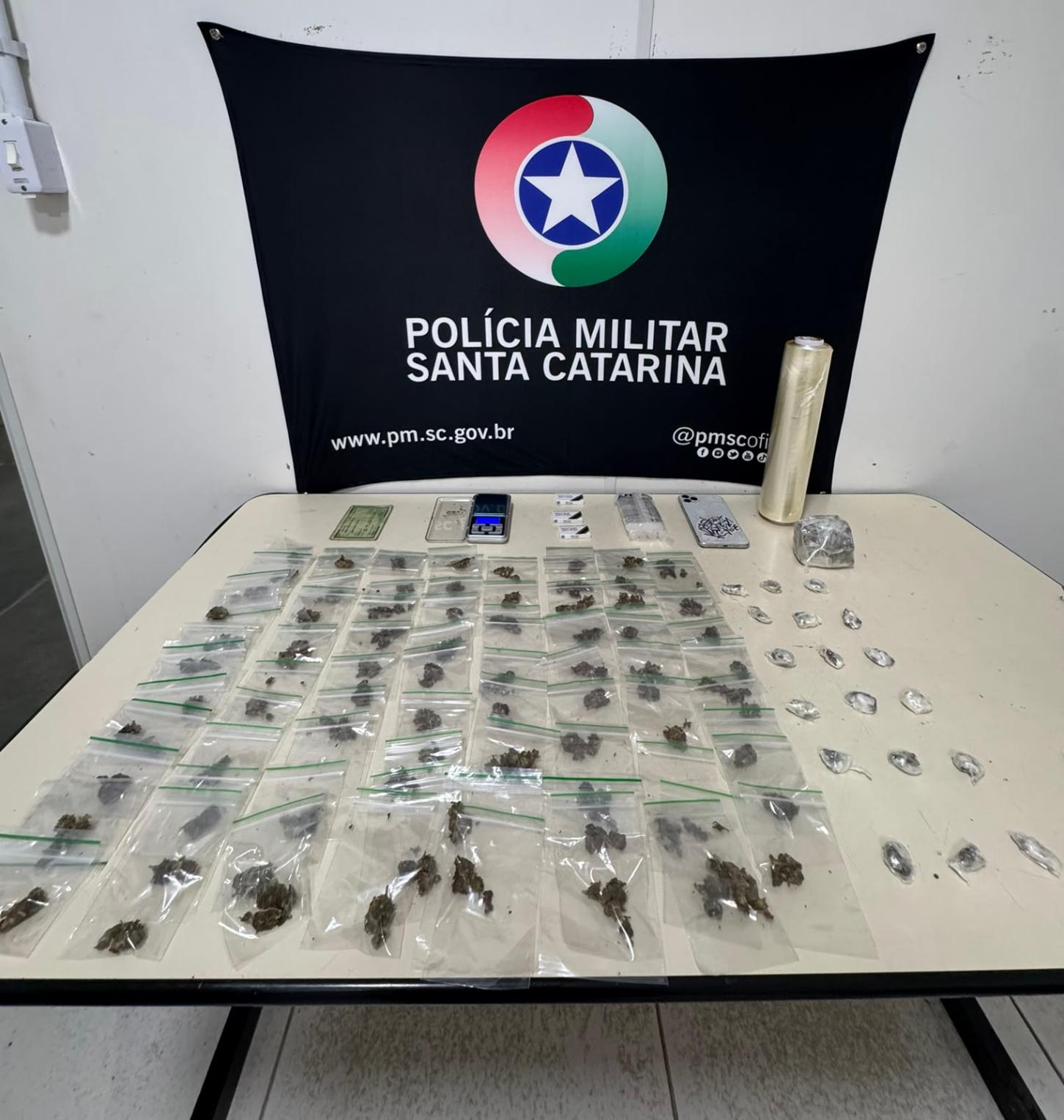 Adolescente de 17 anos é apreendido com Skank e materiais para venda de drogas em Blumenau