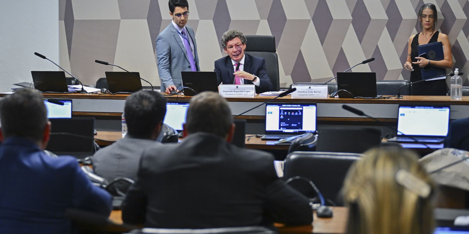 Ajustes finais adiam votação da MP da taxa das blusinhas no Congresso