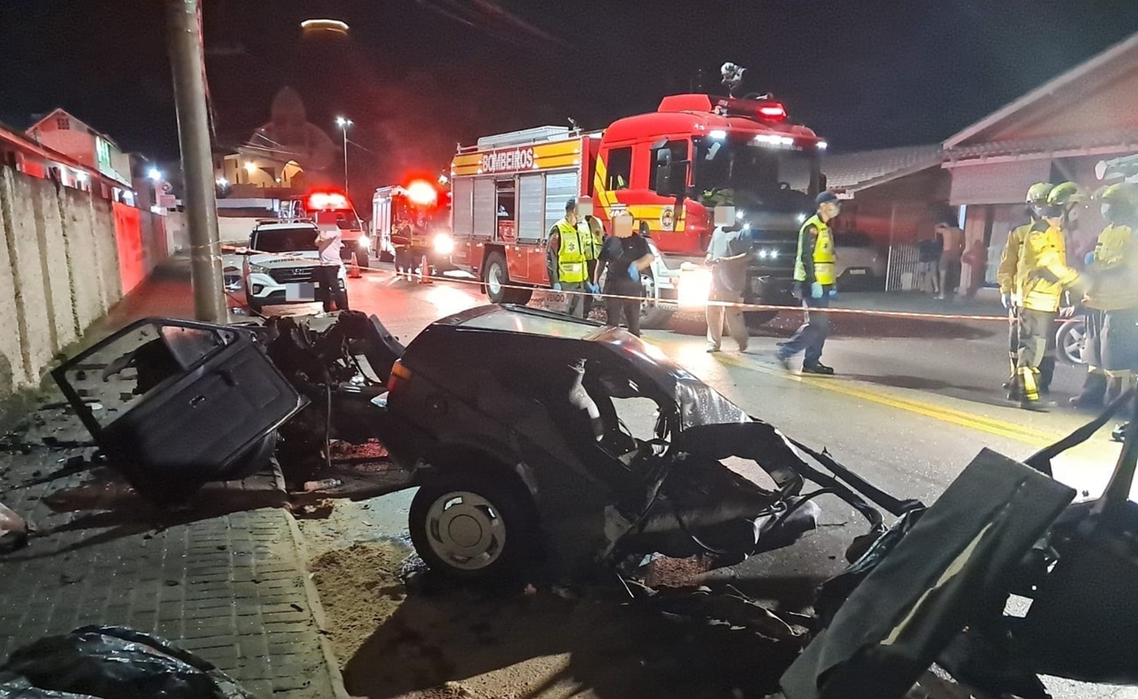 Automóvel é partido ao meio após colisão contra poste e deixa um morto e dois feridos em Brusque