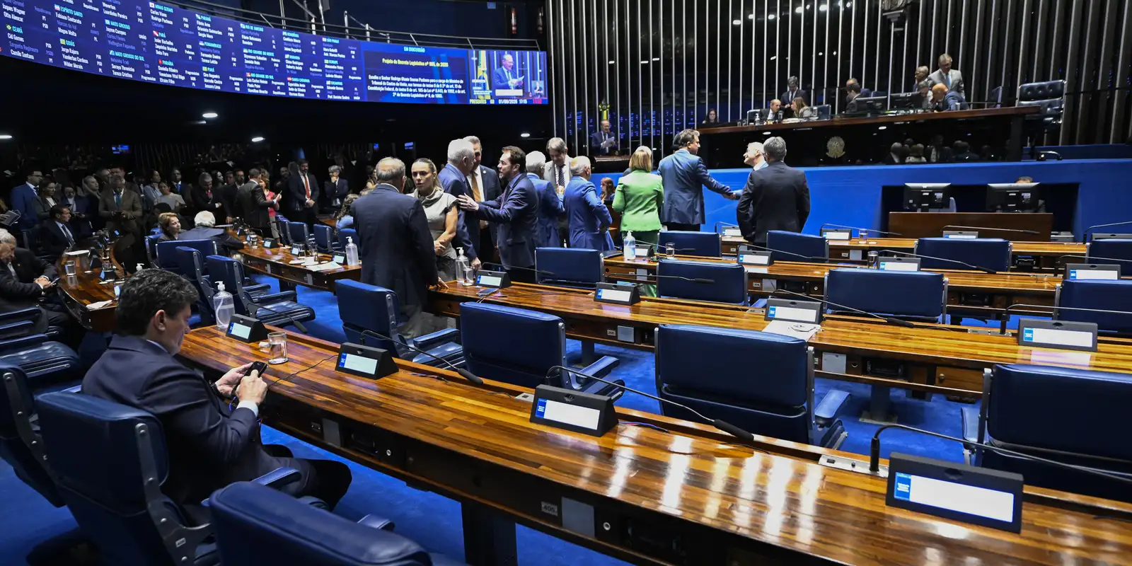 Senador Omar Aziz articula rito especial para votar escala 6x1 no plenário
