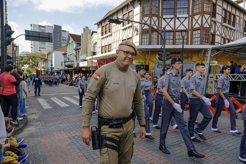 Blumenau comemora 176 anos com grande desfile na Rua 15 de Novembro