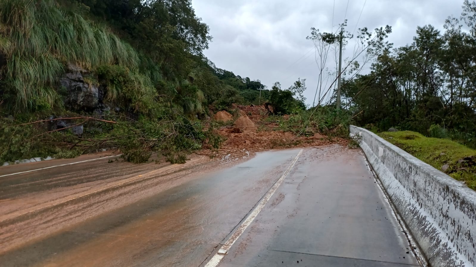 BR-285 é interditada após queda de barreira em Timbé do Sul