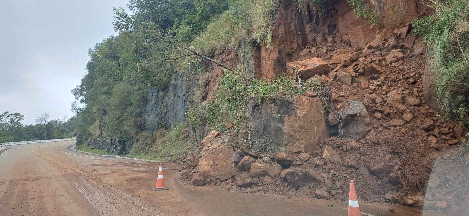 BR-285 segue interditada após queda de barreira em Timbé do Sul