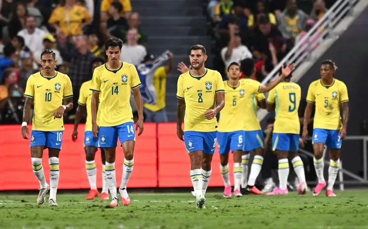 Brasil sofre, mas busca empate no fim contra a Austrália