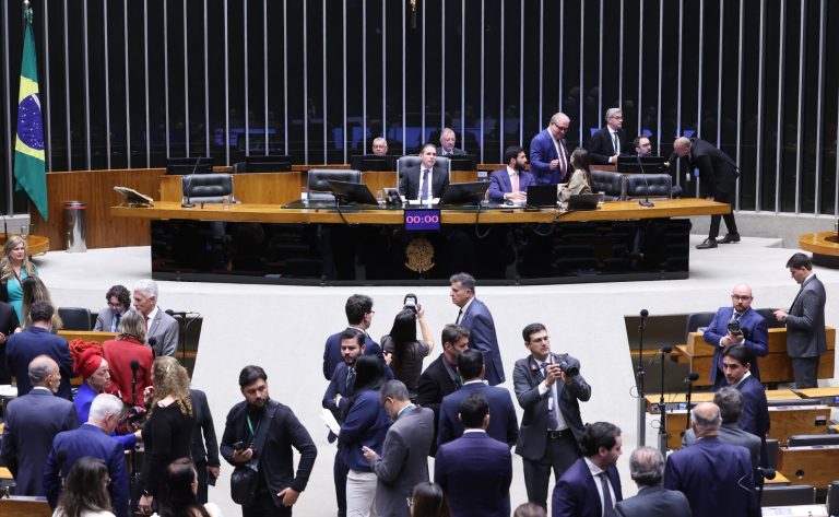 Câmara adia votação sobre o fim da taxa das blusinhas para quinta-feira