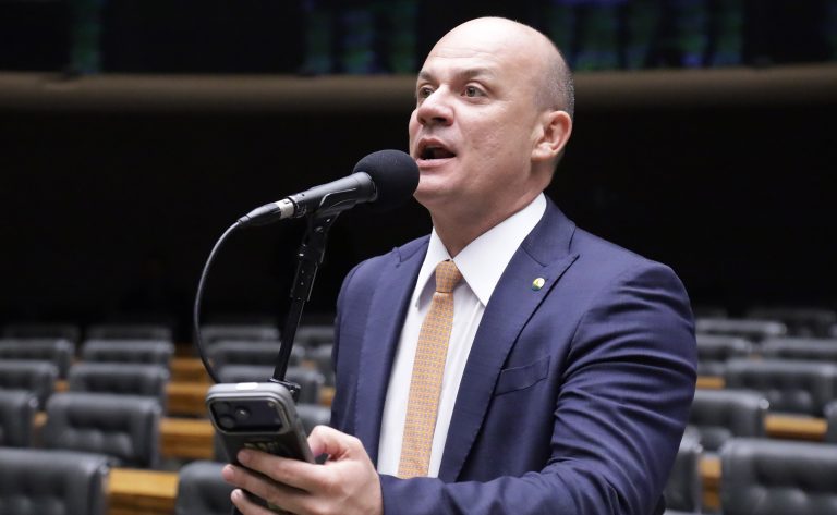Câmara aprova projeto que altera o tempo de serviço de PMs e bombeiros