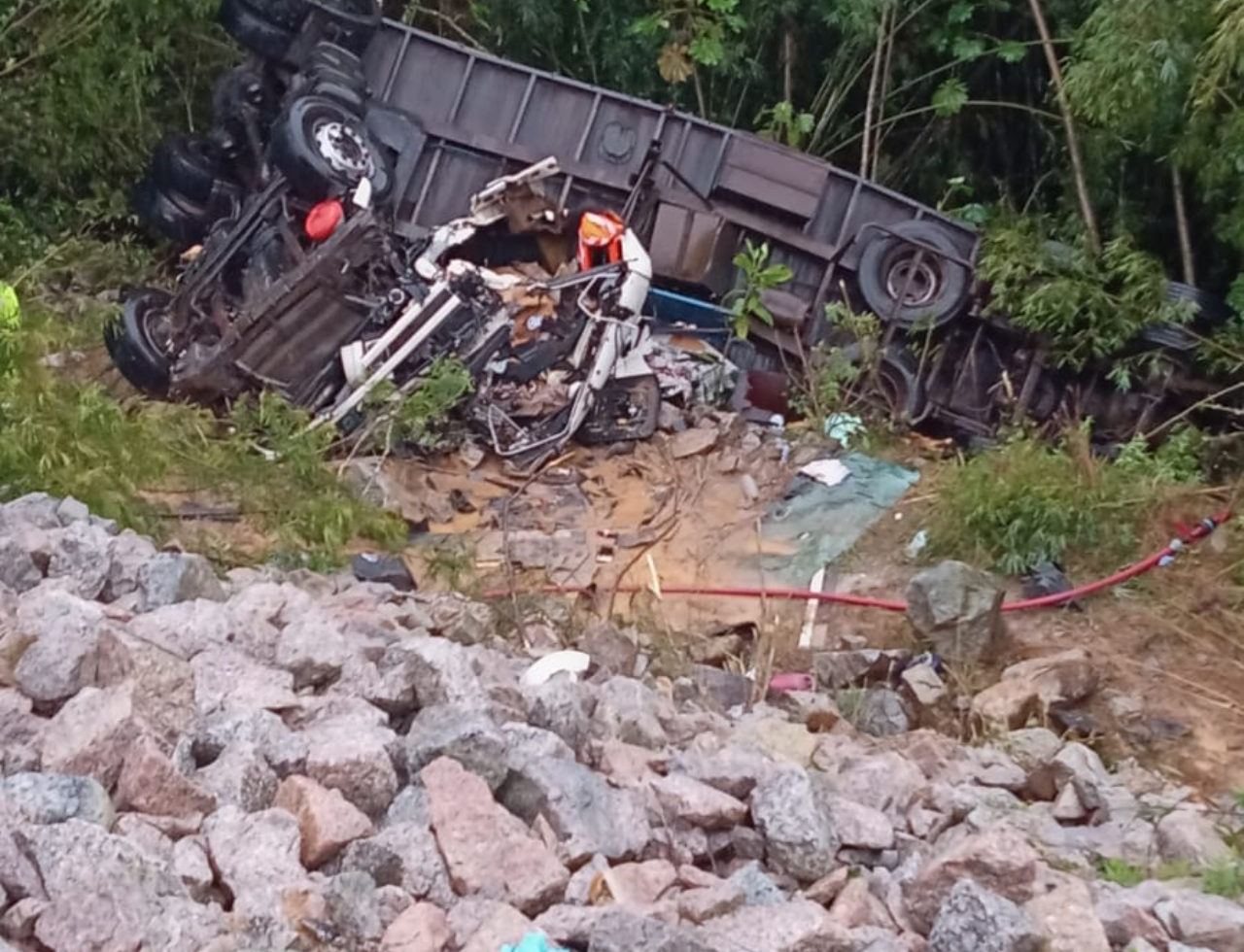 Caminhão capota e deixa dois mortos em Biguaçu durante chuva