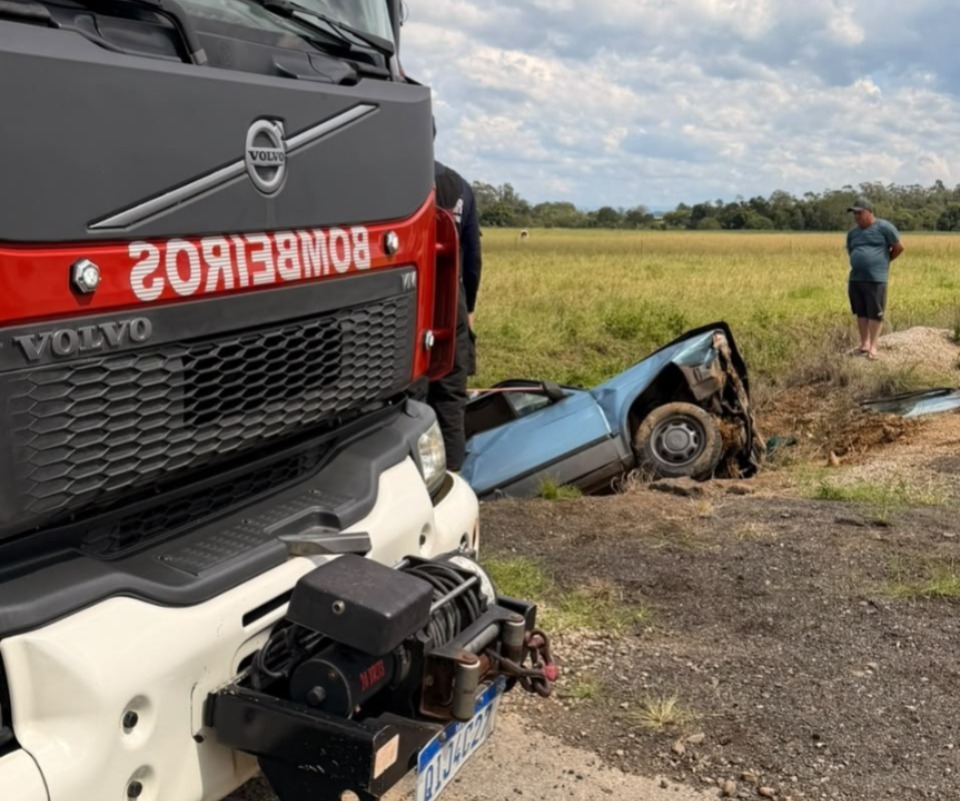 Carro sai da pista e deixa dois feridos em Criciúma