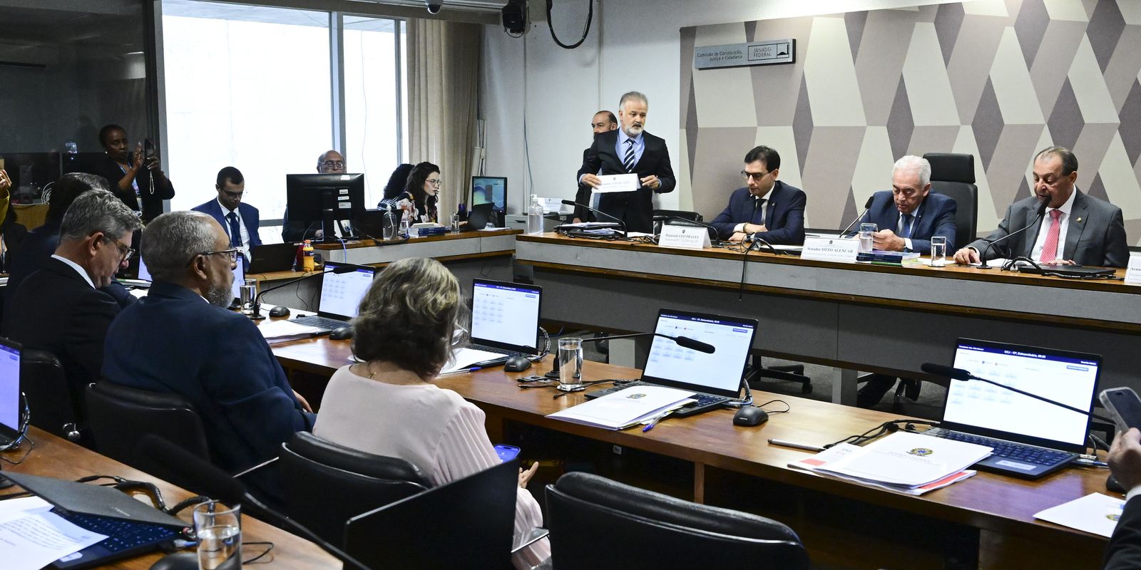 CCJ do Senado aprova PEC que estabelece o fim da escala 6x1