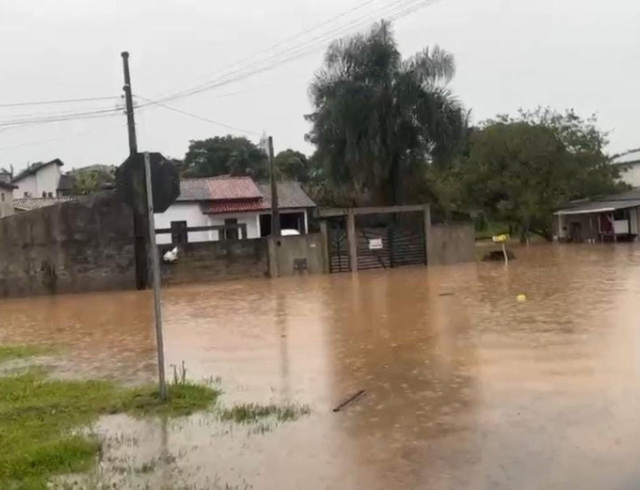 Chuva causa alagamentos e deixa famílias desalojadas em Criciúma