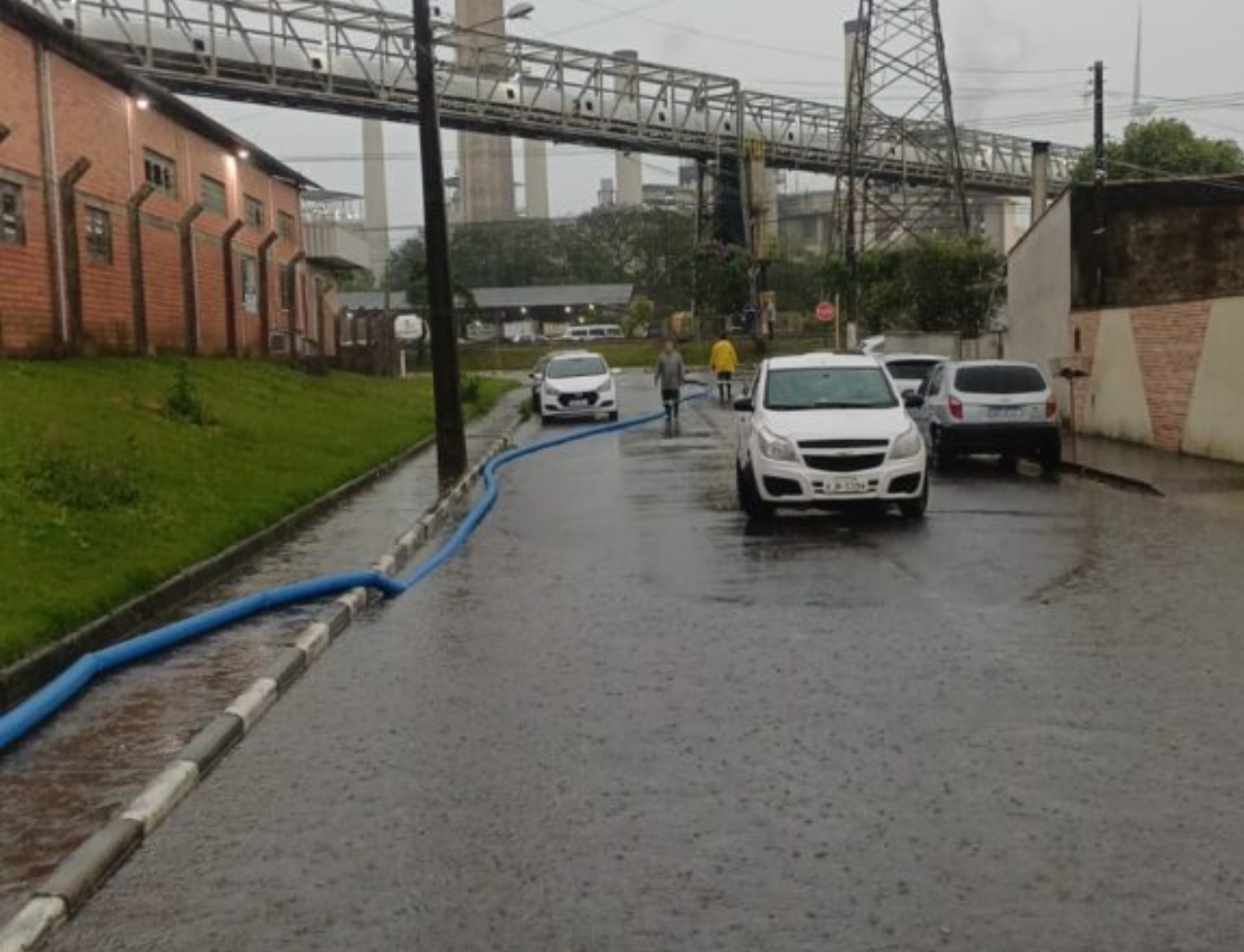 Chuva forte causa alagamentos e mobiliza Defesa Civil em Capivari