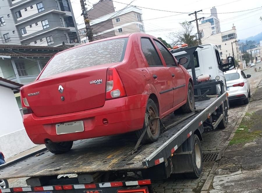 Com foco na ordem pública, GTB segue fiscalização e recolhimento de veículos abandonados em Brusque