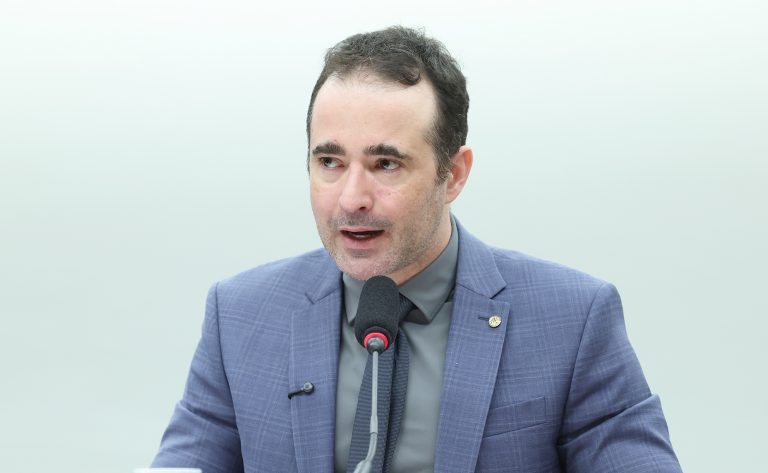 Auxílio Mãe Atípica de R$ 600 é aprovado em comissão da Câmara