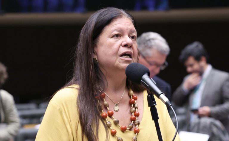 CCJ aprova concessão de justiça gratuita para pessoas com deficiência e câncer