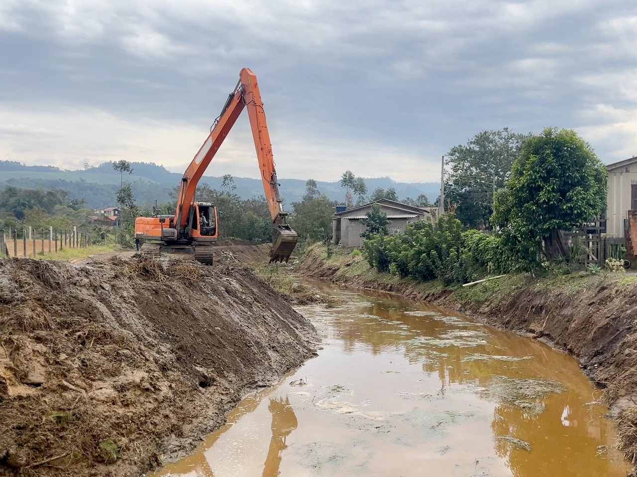 Criciúma amplia limpeza de rios para prevenir alagamentos