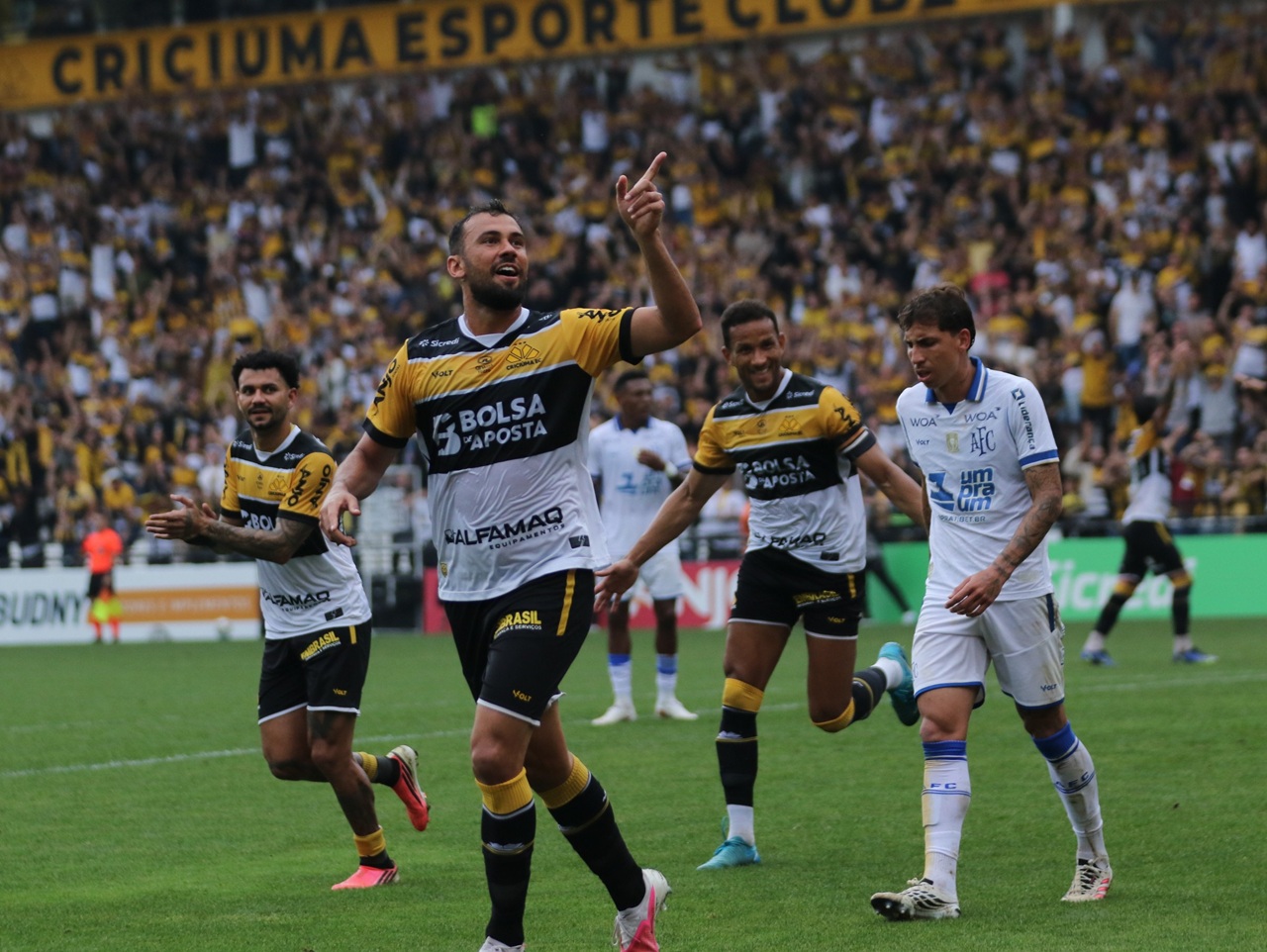 Criciúma vence clássico de goleada no Brasileirão da Série B diante do Avaí