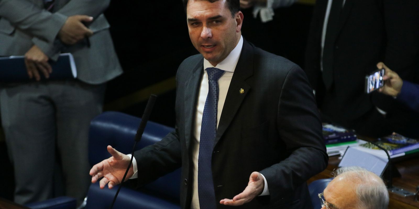Defesa de Flávio Bolsonaro tenta levar apuração sobre o filme Dark Horse a Mendonça