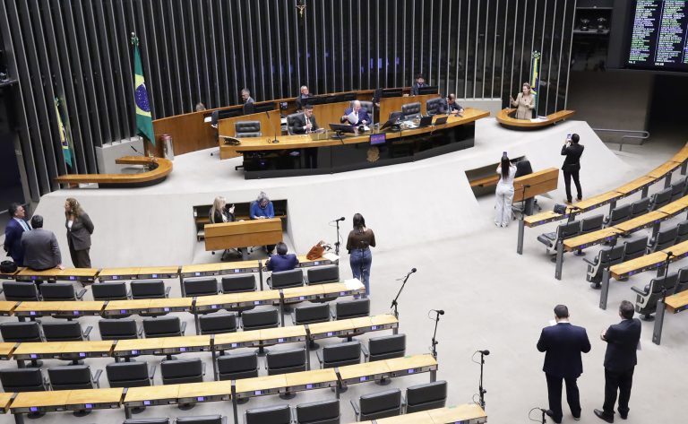 Plenário da Câmara dos deputados aprova urgência para dois projetos de lei