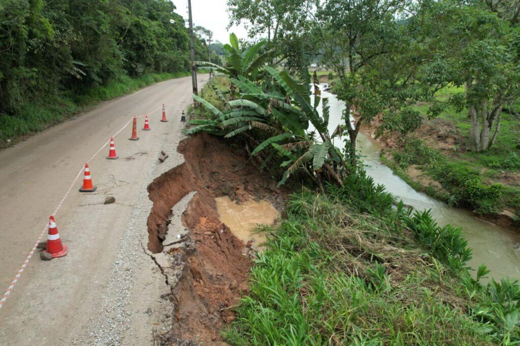 Deslizamento de terra é registrado na Estrada Geral do Gaspar Grande 