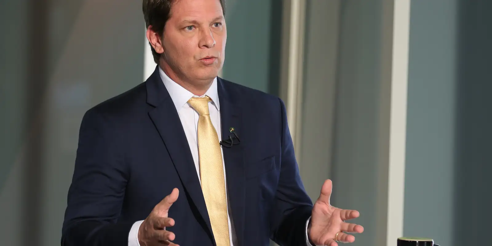 Flávio Dino proíbe deputado Mario Frias de viajar ao exterior após operação da PF