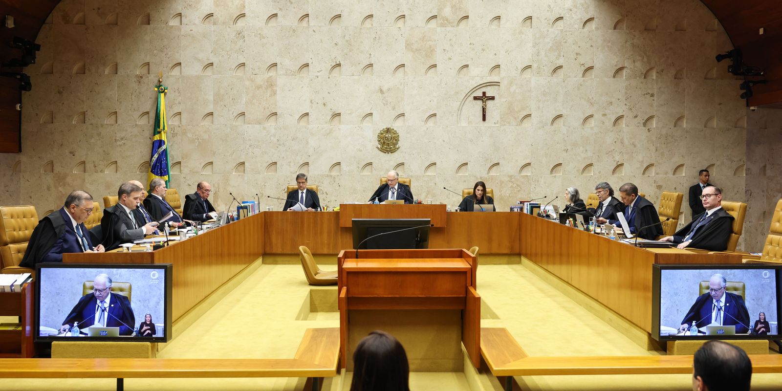Dino e Zanin defendem julgamento no STF de Moraes e Mendonça juntos