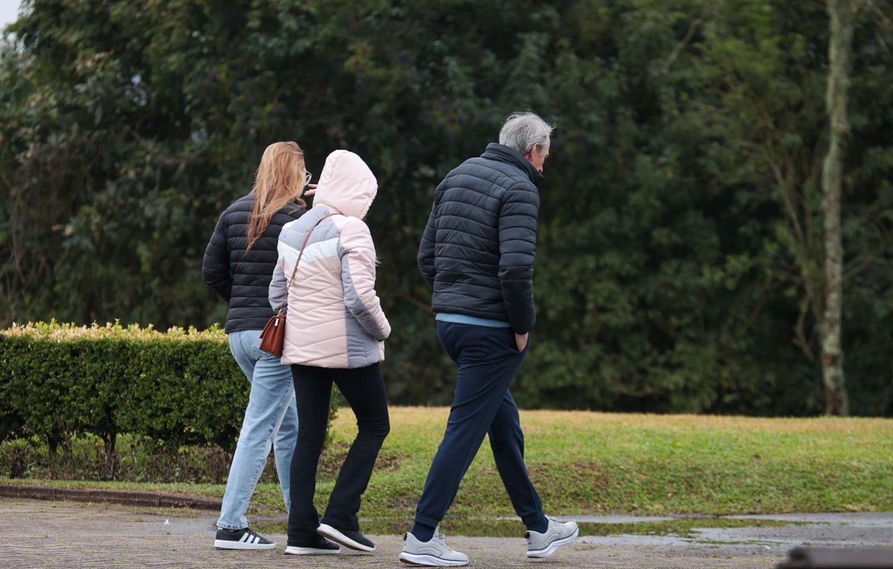 Domingo deve ser de chuva fraca e temperaturas baixas em SC