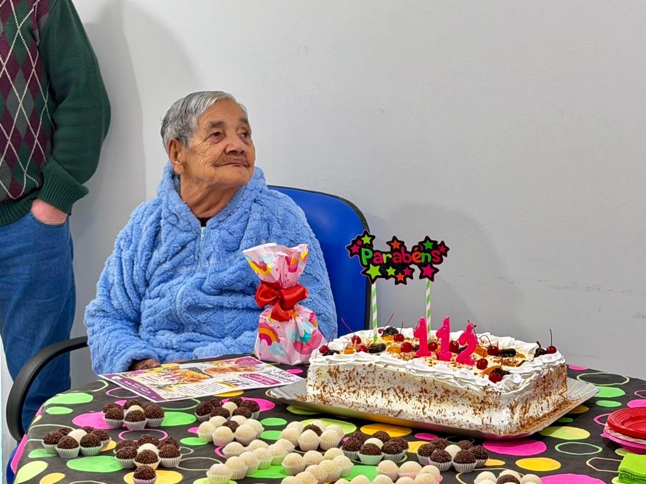Dona Arnestina celebra 112 anos e recebe homenagem na Unidade Tercílio Tomelin, em Rodeio