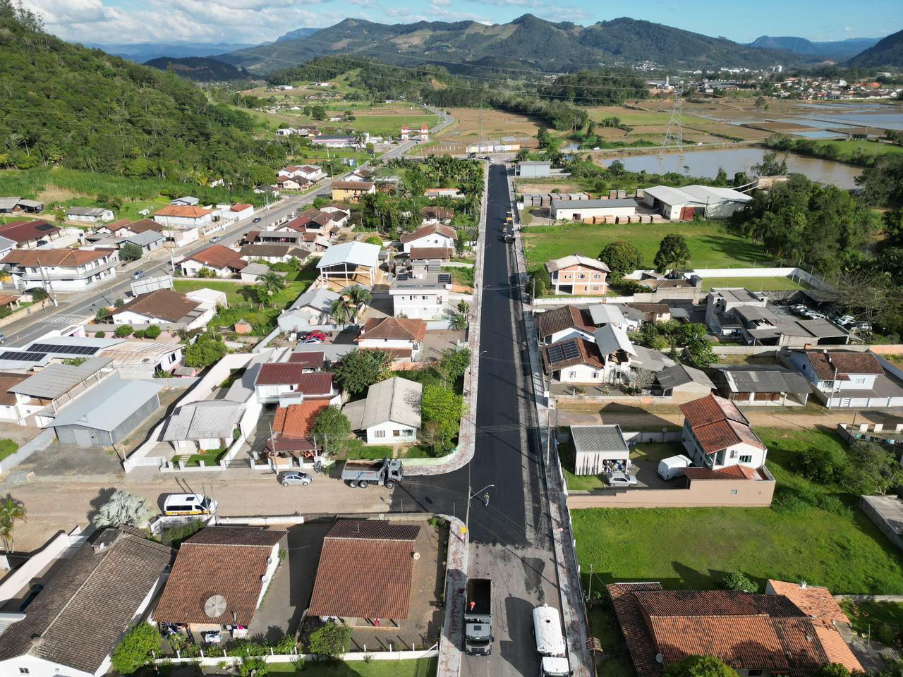 Empresa inicia aplicação de capa asfáltica na Avenida Presidente Kennedy, em Rodeio!  A empresa responsável pela execução das obras na Avenida Presidente Kennedy iniciou, nesta quarta-feira (2), a aplicação da capa asfáltica na vi