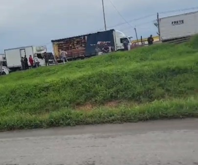 Engavetamento entre caminhões deixa trânsito lento na BR-101 em Itajaí