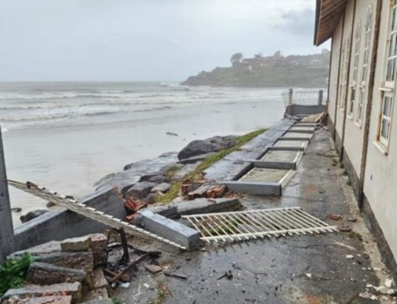 Entenda por que o mar avançou no litoral de SC