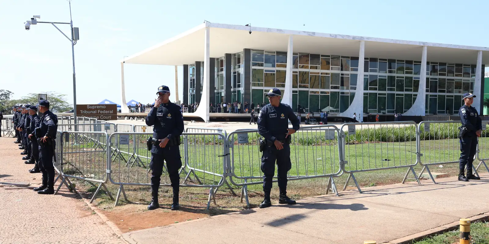 Após pedido de vista, julgamento no STF sobre Moraes e Mendonça é suspenso