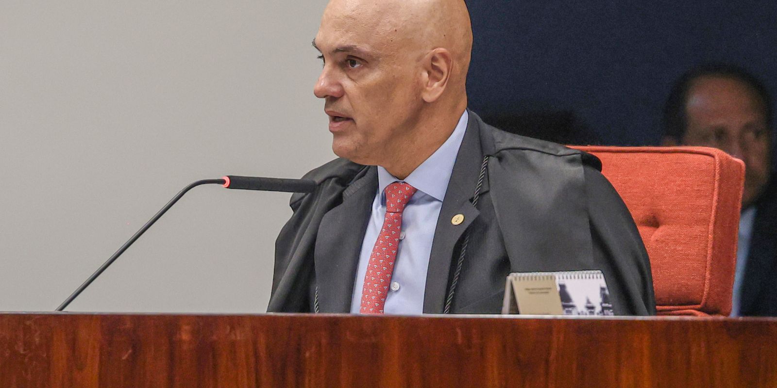 Edson Fachin decide retirar Alexandre de Moraes do inquérito das fake news